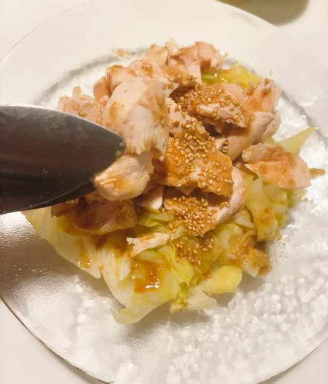 ⁡
⁡
信濃屋レシピ🍽️🐓
⁡
⁡
"ささみと春キャベツの中華風サラダ"
⁡
材料(3〜4人分)
春キャベツ　　　1/4個
ささみ　　　　　3枚
A.
ニンニクすりおろし　　　小さじ1/2
醤油　　　　　　　　　　小さじ3
ごま油　　　　　　　　　小さじ2
すりごま　　　　　　　　お好みで
⁡
⁡
⁡
1.
お湯を沸かし、沸騰したところにささみを
入れて1分経ったら火を消し10分放置します
取り出してさいておきます
⁡
2.
春キャベツをざく切りにして1のお湯を再度
沸かし5分茹でます
⁡
3.
Aの調味料全てを混ぜ合わせて
ささみと混ぜ合わせ、春キャベツにもかけたら
出来上がりです
⁡
⁡
⁡
きゅうりを入れたり、春雨を入れたり
色々アレンジできます！
水っぽくならないようにしっかり水気を
切ってください🐓🍽️
⁡
⁡
野菜嫌いな息子(5歳)が
コレは美味しいかもと食べてくれました🥺
生野菜よりも食べやすいかもしれないです！
ぜひ作ってみてください🐔
⁡
⁡
#信濃屋#信濃屋レシピ#簡単レシピ#鶏肉料理#信玄どり#鶏肉専門店#卸#小売#五反田グルメ#お惣菜#テイクアウト#takeout#春キャベツ#中華風サラダ#ささみ