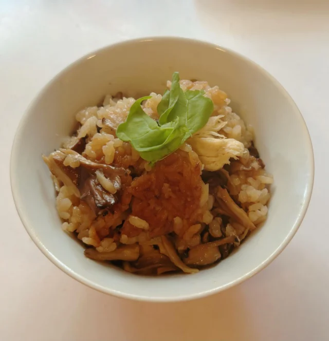 ⁡
⁡
信濃屋レシピ🐔🍽️
⁡
⁡
"鶏むね炊き込みご飯"
⁡
材料🍽️(3〜4人分)
むね肉　　　　　1/2枚
米　　　　　　　2合
舞茸　　　　　　1/2パック
しめじ　　　　　1/2パック
三つ葉　　　　　あれば
A.
醤油　　　　　　大さじ2
白だし　　　　　大さじ1
酒　　　　　　　大さじ1
塩　　　　　　　ひとつまみ
水　　　　　　　2カップ
⁡
⁡
1.
お米をとぎ、浸水させておきます
むね肉を小さめにカットします
舞茸しめじをほぐして半分に切ります
⁡
2.
といだお米にむね肉、きのこ類の順番に入れて
Aを入れて炊き込みご飯モードで炊いたら
出来上がりです
⁡
仕上げにあれば三つ葉をトッピングします
⁡
⁡
⁡
⁡
しめじと舞茸の旨みが出て美味しいです🐓
ぜひ試してみてください🍽️✨
⁡
⁡
#信濃屋#信濃屋レシピ#簡単レシピ#鶏肉料理#信玄どり#鶏肉専門店#卸#小売#五反田グルメ#お惣菜#テイクアウト#takeout#炊き込みご飯#むね肉#舞茸#しめじ